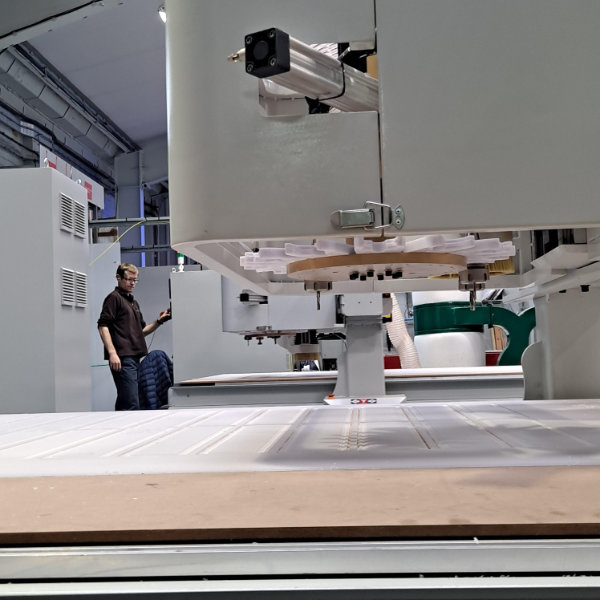 Machine in operation with visible tool changing device